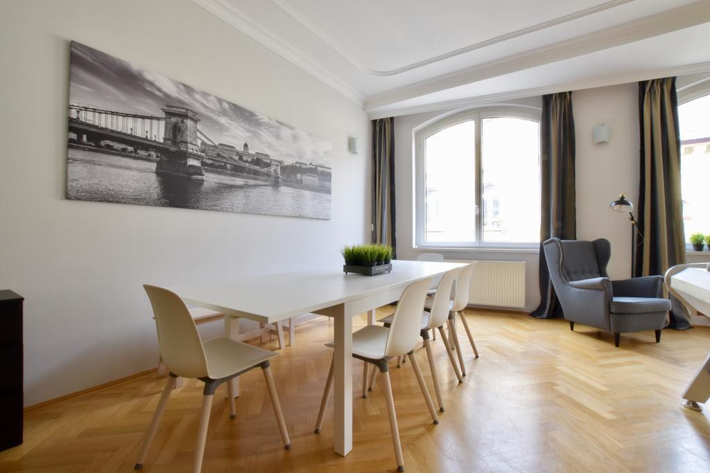 Standerd Apartment By Hi5 - Lovag Family Suites Budapest Luaran gambar